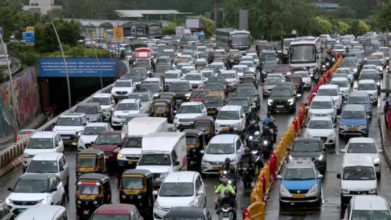 मुंबई में भारी बारिश से यातायात ठप, लोकल ट्रेन सेवा प्रभावित, बालकनी गिरने से व्यक्ति की मौत