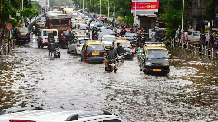 महाराष्ट्र में भारी बारिश से मुंबई-पुणे एक्सप्रेसवे बंद; ट्रेनें ठप, 10 की मौत