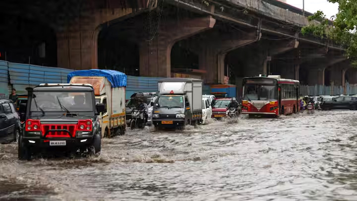 मुंबई में बारिश से सड़कें जलमग्न, उड़ानें और लोकल ट्रेनें प्रभावित; स्कूल-कॉलेज बंद