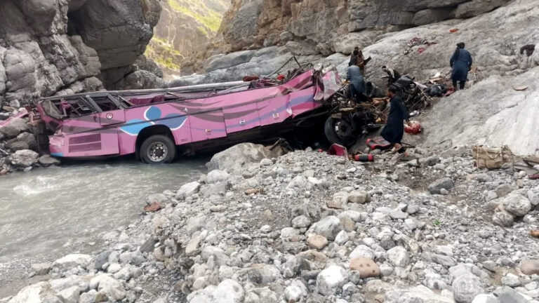 पाकिस्तान में यात्रियों से खचाखच भरी बस खाई में गिरी, 40 की मौत