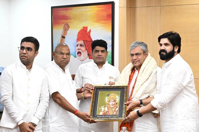रेल मंत्री अश्विनी वैष्णव ने राजस्थान के श्री खाटू श्याम जी मंदिर प्रतिनिधिमंडल से मुलाकात की