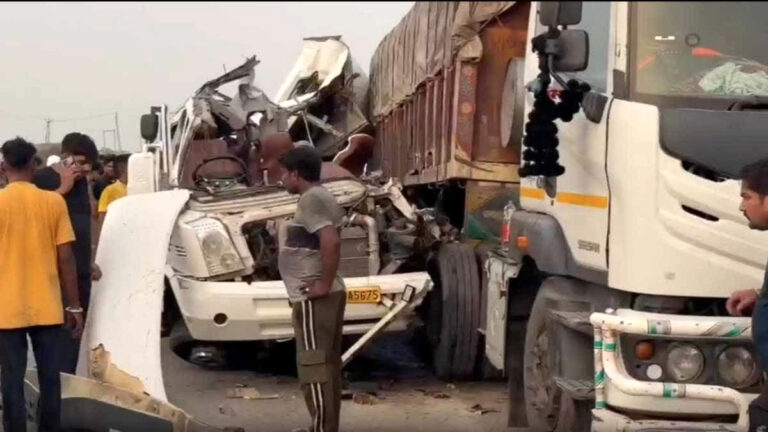 राजस्थान के अमरनाथ तीर्थयात्रियों का वाहन खड़े ट्रक से टकराया, चार की मौत, 8 घायल
