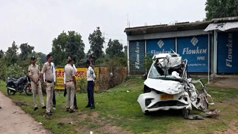 मध्य प्रदेश के उमरिया में दर्दनाक सड़क हादसा, खड़े ट्रक से टकराई कार, मासूम बच्चे समेत 4 लोगों की मौत