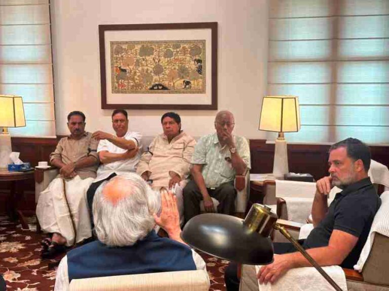 छात्रों पर बर्बरतापूर्ण कार्रवाई के विरोध में संसद परिसर में विपक्ष का जोरदार प्रदर्शन : कांग्रेस