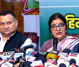 हिमाचल प्रदेश के लिए कांग्रेस की प्रभारी रजनी पाटिल और हिमाचल प्रदेश कांग्रेस कमेटी के अध्यक्ष विनय कुमार शिमला में राज्य कांग्रेस मुख्यालय, राजीव भवन में एक प्रेस कॉन्फ्रेंस को संबोधित करते हुए ।