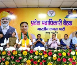जम्मू में राज्य पदाधिकारियों की बैठक के दौरान बीजेपी के राष्ट्रीय अध्यक्ष नितिन नबीन, जम्मू-कश्मीर बीजेपी अध्यक्ष और राज्यसभा सांसद सत शर्मा, केंद्रीय राज्य मंत्री जितेंद्र सिंह, जम्मू-कश्मीर विधानसभा में विपक्ष के नेता सुनील शर्मा, जम्मू-कश्मीर बीजेपी के पूर्व अध्यक्ष रविंदर रैना और राष्ट्रीय महासचिव तरुण चुघ।