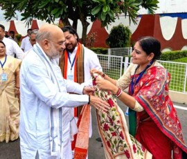 पश्चिम बंगाल कैबिनेट मंत्री और बीजेपी नेता अग्निमित्रा पॉल ने कोलकाता में केंद्रीय गृह मंत्री अमित शाह का स्वागत किया। वे भारतीय जनसंघ के संस्थापक श्यामा प्रसाद मुखर्जी की 125वीं जयंती के कार्यक्रमों में शामिल होने के लिए कोलकाता आए थे।