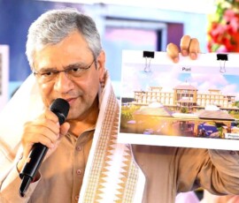 केंद्रीय रेल मंत्री अश्विनी वैष्णव ने ओडिशा के पुरी ज़िले में पुरी रेलवे स्टेशन पर चल रहे पुनर्विकास कार्यों का निरीक्षण करने के बाद मीडिया को संबोधित किया।