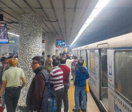 कोलकाता के एस्प्लेनेड मेट्रो स्टेशन पर, ट्रेन में कथित तौर पर बिजली का फ्यूज उड़ने के बाद धुआं निकलने पर यात्री मेट्रो ट्रेन के बाहर जमा हो गए।