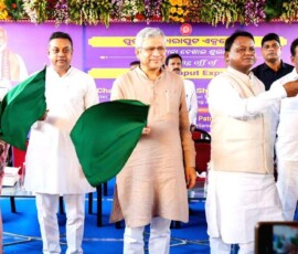 ओडिशा के मुख्यमंत्री मोहन चरण माझी और केंद्रीय रेल मंत्री अश्विनी वैष्णव ने ओडिशा के पुरी ज़िले में पुरी रेलवे स्टेशन से पुरी-कोरापुट एक्सप्रेस को हरी झंडी दिखाई।
