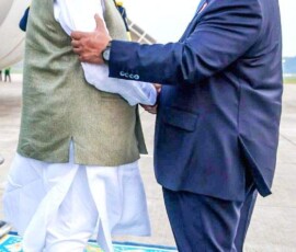जकार्ता में प्रधानमंत्री नरेंद्र मोदी की इंडोनेशिया की राजकीय यात्रा के दौरान सोएकरनो-हट्टा अंतरराष्ट्रीय हवाई अड्डे पर पहुंचने पर इंडोनेशिया के राष्ट्रपति प्रबोवो सुबिआंतो ने उनका स्वागत किया।