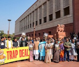 नई दिल्ली में बजट सत्र के दौरान विपक्षी सांसदों ने संसद भवन परिसर में विरोध प्रदर्शन किया।