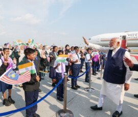 मलेशिया के कुआलालंपुर एयरपोर्ट पर पहुंचने पर प्रधानमंत्री नरेन्द्र मोदी का गर्मजोशी से स्वागत हुआ।