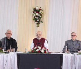 केंद्रीय गृह और सहकारिता मंत्री अमित शाह ने जम्मू और कश्मीर में विकास परियोजनाओं की प्रगति का जायजा लेने के लिए जम्मू में एक समीक्षा बैठक की अध्यक्षता की।