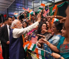 मलेशिया के कुआलालंपुर में भारतीय समुदाय ने प्रधानमंत्री नरेन्द्र मोदी का गर्मजोशी से स्वागत किया।