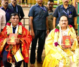 केंद्रीय मंत्री और भाजपा नेता जगत प्रकाश नड्डा और मनसुख मंडाविया पुडुचेरी में अरुलमिगु मनकुला विनयगर देवस्थानम मंदिर के दौरे के दौरान.