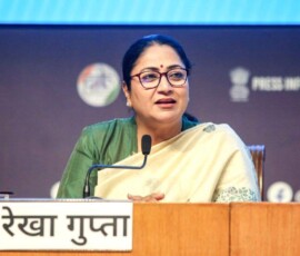 दिल्ली की मुख्यमंत्री रेखा गुप्ता नई दिल्ली स्थित नेशनल मीडिया सेंटर में अनधिकृत कॉलोनियों के नियमितीकरण पर एक प्रेस कॉन्फ्रेंस को संबोधित करती हुई।