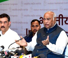 कांग्रेस अध्यक्ष मल्लिकार्जुन खड़गे गुवाहाटी में आगामी असम विधानसभा चुनावों के संबंध में मीडियाकर्मियों को संबोधित करते हुए.