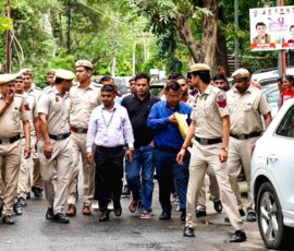 नई दिल्ली में, असम के मुख्यमंत्री हिमंत बिस्वा सरमा और उनके परिवार के खिलाफ लगाए गए आरोपों से जुड़े एक मामले में पूछताछ के बाद, असम पुलिस की टीम कांग्रेस नेता पवन खेड़ा के आवास से रवाना हो गई।