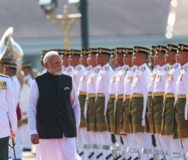 प्रधानमंत्री नरेन्द्र मोदी को कुआलालंपुर, मलेशिया में पेरडाना पुत्र बिल्डिंग में औपचारिक स्वागत और गार्ड ऑफ ऑनर मिला।