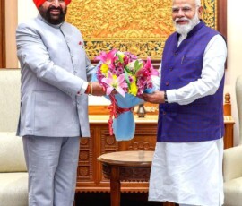 नई दिल्ली में एक बैठक के दौरान प्रधानमंत्री नरेंद्र मोदी उत्तराखंड के राज्यपाल लेफ्टिनेंट जनरल गुरमीत सिंह के साथ।