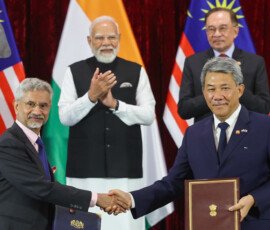 पीएम और मलेशिया के प्रधानमंत्री अनवर इब्राहिम ने मलेशिया के कुआलालंपुर में भारत और मलेशिया के बीच समझौता ज्ञापन के आदान-प्रदान को देखा।