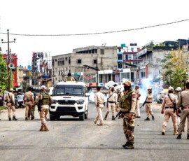 मणिपुर के इम्फाल पूर्वी ज़िले में, बिष्णुपुर ज़िले में हाल ही में हुए बम धमाके के बाद—जिसमें दो बच्चों की मौत हो गई थी और उनकी माँ घायल हो गई थीं—कर्फ्यू के दौरान प्रदर्शनकारियों के मुख्यमंत्री के बंगले की ओर मार्च करने की कोशिश के बीच, वांगखेई में सुरक्षा बल पहरा दे रहे हैं।