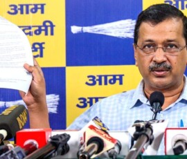 आप के राष्ट्रीय संयोजक और दिल्ली के पूर्व मुख्यमंत्री अरविंद केजरीवाल नई दिल्ली में पार्टी मुख्यालय में एक प्रेस कॉन्फ्रेंस को संबोधित करते हुए ।
