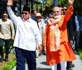 प्रधानमंत्री नरेंद्र मोदी इंडोनेशिया के योग्याकार्ता में यूनेस्को की विश्व धरोहर सूची में शामिल प्रम्बानन मंदिर के दौरे के दौरान.
