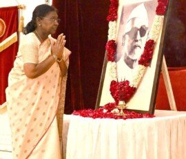 राष्ट्रपति द्रौपदी मुर्मू ने नई दिल्ली में राष्ट्रपति भवन में भारत के पूर्व राष्ट्रपति डॉ. ज़ाकिर हुसैन को उनकी जयंती पर पुष्पांजलि अर्पित की।