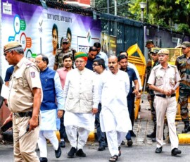 नई दिल्ली स्थित निर्वाचन सदन में भारत निर्वाचन आयोग से मुलाकात के बाद, केंद्रीय सामाजिक न्याय एवं अधिकारिता मंत्री वीरेंद्र कुमार, केंद्रीय विधि एवं न्याय राज्य मंत्री अर्जुन राम मेघवाल, भाजपा के राष्ट्रीय महासचिव अरुण सिंह और पार्टी नेता ओम पाठक के नेतृत्व वाला भाजपा प्रतिनिधिमंडल बाहर निकला।