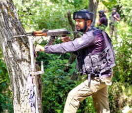 जम्मू-कश्मीर के शोपियां ज़िले के चनापोरा इलाके में सुरक्षा बलों के साथ हुई मुठभेड़ में लश्कर-ए-तैयबा का एक आतंकवादी मारा गया; उस मुठभेड़ वाली जगह के पास सुरक्षाकर्मी पहरा दे रहे हैं।