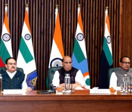 रक्षा मंत्री राजनाथ सिंह ने केंद्रीय मंत्रियों जगत प्रकाश नड्डा और शिवराज सिंह चौहान के साथ मिलकर नई दिल्ली में 'पश्चिम एशिया पर मंत्रियों के समूह' की तीसरी बैठक की अध्यक्षता की, जिसमें इस क्षेत्र में बदलती स्थिति के मद्देनज़र उठाए जा रहे कदमों की समीक्षा की गई।