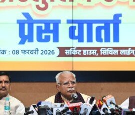 रायपुर में केंद्रीय ऊर्जा, आवास एवं शहरी कार्य मंत्री मनोहर लाल खट्टर प्रेसवार्ता को संबोधित करते हुए।