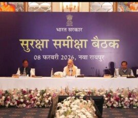 रायपुर में एंटी-नक्सल रणनीति को लेकर केंद्रीय गृह मंत्री अमित शाह की अध्यक्षता में आयोजित उच्चस्तरीय समीक्षा बैठक में मौजूद वरिष्ठ अधिकारी।