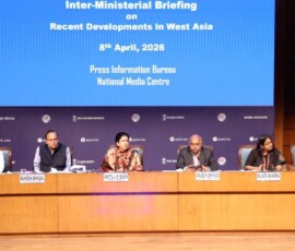 नई दिल्ली स्थित राष्ट्रीय मीडिया केंद्र में पश्चिम एशिया के हालिया घटनाक्रमों पर आयोजित एक अंतर-मंत्रालयी ब्रीफिंग में प्रेस सूचना ब्यूरो के महानिदेशक मट्टू जे. सिंह, विदेश मंत्रालय के प्रवक्ता और अतिरिक्त सचिव रणधीर जायसवाल, पेट्रोलियम और प्राकृतिक गैस मंत्रालय की संयुक्त सचिव सुजाता शर्मा, सूचना और प्रसारण मंत्रालय के संयुक्त सचिव सी. सेंथिल रंजन, कोयला मंत्रालय के संयुक्त सचिव संजीव कुमार कासी और पत्तन, पोत परिवहन और जलमार्ग मंत्रालय के अतिरिक्त सचिव मुकेश मंगल।