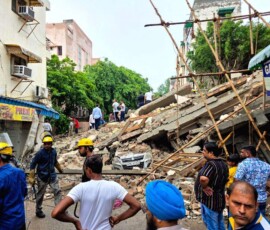 नई दिल्ली के रोहिणी सेक्टर 16 में बन रही एक इमारत के ढहने के बाद, दिल्ली फायर सर्विस और नेशनल डिजास्टर रिस्पॉन्स फोर्स (एनडीआरएफ) के कर्मचारी बचाव अभियान चला रहे हैं।