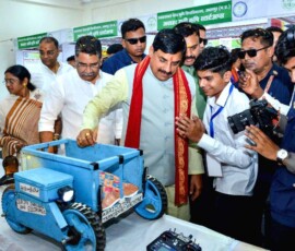 मध्य प्रदेश के मुख्यमंत्री मोहन यादव ने जबलपुर में जवाहरलाल नेहरू कृषि विश्व विद्यालय में कृषि मंथन कार्यक्रम के उद्घाटन के दौरान एक कृषि ड्रोन मॉडल का निरीक्षण किया.