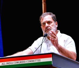 लोकसभा में विपक्ष के नेता और कांग्रेस नेता राहुल गांधी ने नई दिल्ली स्थित पार्टी मुख्यालय 'इंदिरा भवन' में पार्टी के एससी विभाग द्वारा आयोजित, उत्तर भारतीय राज्यों के जिला कांग्रेस अध्यक्षों की राष्ट्रीय बैठक को संबोधित किया।