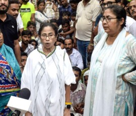 कोलकाता में तृणमूल कांग्रेस (टीएमसी) की विरोध रैली के दौरान तृणमूल कांग्रेस की चेयरपर्सन ममता बनर्जी हाज़रा में मीडिया को संबोधित करती हुई। साथ में टीएमसी सांसद डोला सेन भी मौजूद हैं।