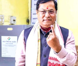 केंद्रीय मंत्री और भाजपा नेता सर्बानंद सोनोवाल ने डिब्रूगढ़ में 2026 के असम विधानसभा चुनावों के लिए अपना वोट डालने के बाद अपनी स्याही लगी उंगली दिखाई।
