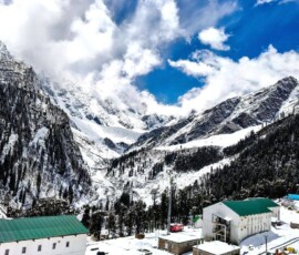 मनाली में ताज़ा बर्फबारी के बाद अटल टनल के पास बर्फ से ढके पहाड़ों और आस-पास के इलाकों का नज़ारा।