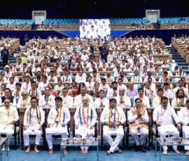 केंद्रीय गृह मंत्री अमित शाह नई दिल्ली के विज्ञान भवन में जैन समुदायों द्वारा आयोजित नवकार महामंत्र महोत्सव में शामिल हुए.