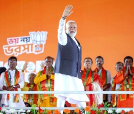 पश्चिम बंगाल के पूर्वी मेदिनीपुर जिले के हल्दिया में भबनीपुर से पार्टी उम्मीदवार सुवेंदु अधिकारी के स्वागत में एक सार्वजनिक बैठक में प्रधानमंत्री नरेंद्र मोदी ने हाथ हिलाया।