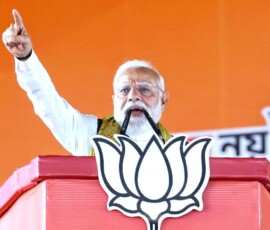 प्रधानमंत्री नरेंद्र मोदी पश्चिम बंगाल के पुरबा मेदिनीपुर जिले के हल्दिया में एक जनसभा को संबोधित करते हुए.