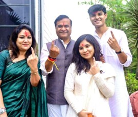 असम के मुख्यमंत्री हिमंत बिस्वा सरमा, उनकी पत्नी रिंकी भुइयां सरमा, बेटे नंदिल सरमा और बेटी सुकन्या सरमा गुवाहाटी में असम विधानसभा चुनाव के दौरान अपना वोट डालने के बाद अपनी उंगलियों पर लगी स्याही दिखाते हुए।