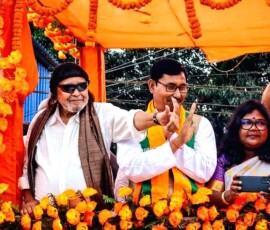 पश्चिम बंगाल विधानसभा चुनावों से पहले, जलपाईगुड़ी ज़िले के बनारहाट ब्लॉक में स्थित धूपगुड़ी विधानसभा क्षेत्र से भाजपा उम्मीदवार नरेश चंद्र रॉय के समर्थन में भाजपा नेता मिथुन चक्रवर्ती ने एक रोड शो किया।