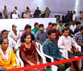 हैदराबाद स्थित डीजीपी कार्यालय में, तेलंगाना के पुलिस महानिदेशक (डीजीपी) बी. शिवधर रेड्डी ने वरिष्ठ अधिकारियों के साथ मिलकर मीडिया को संबोधित किया। इस दौरान उन्होंने 42 सीपीआई (माओवादी) कैडरों के आत्मसमर्पण की जानकारी दी, जिनमें पीएलजीए बटालियन कमांडर और डीकेएसजेडसी सदस्य सोडी मल्ला (उर्फ केशल, उर्फ निखिल) और चपा नारायण (उर्फ गजेंद्र, उर्फ मधु) शामिल थे। इन कैडरों के साथ 36 हथियार और 800 ग्राम सोना भी बरामद किया गया।