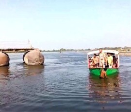 उत्तर प्रदेश के मथुरा ज़िले में वृंदावन स्थित केसी घाट के पास यमुना नदी में एक नाव के पलट जाने के बाद बचाव अभियान जारी है। यह घटना एक तैरते हुए (पीपा) पुल से नाव की टक्कर होने के कारण हुई। पुलिस, स्थानीय प्रशासन और गोताखोर खोज और बचाव कार्यों में जुटे हुए हैं।