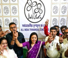 तृणमूल कांग्रेस की सांसद महुआ मोइत्रा ने कृष्णानगर विधानसभा क्षेत्र के लिए नामांकन में बदलाव के बाद पार्टी के उम्मीदवार सोमनाथ दत्ता का परिचय कराया; पश्चिम बंगाल विधानसभा चुनाव 2026 से पहले, कृष्णानगर (नदिया) में पूर्व उम्मीदवार अभिनव भट्टाचार्य उनके दाईं ओर खड़े हैं।